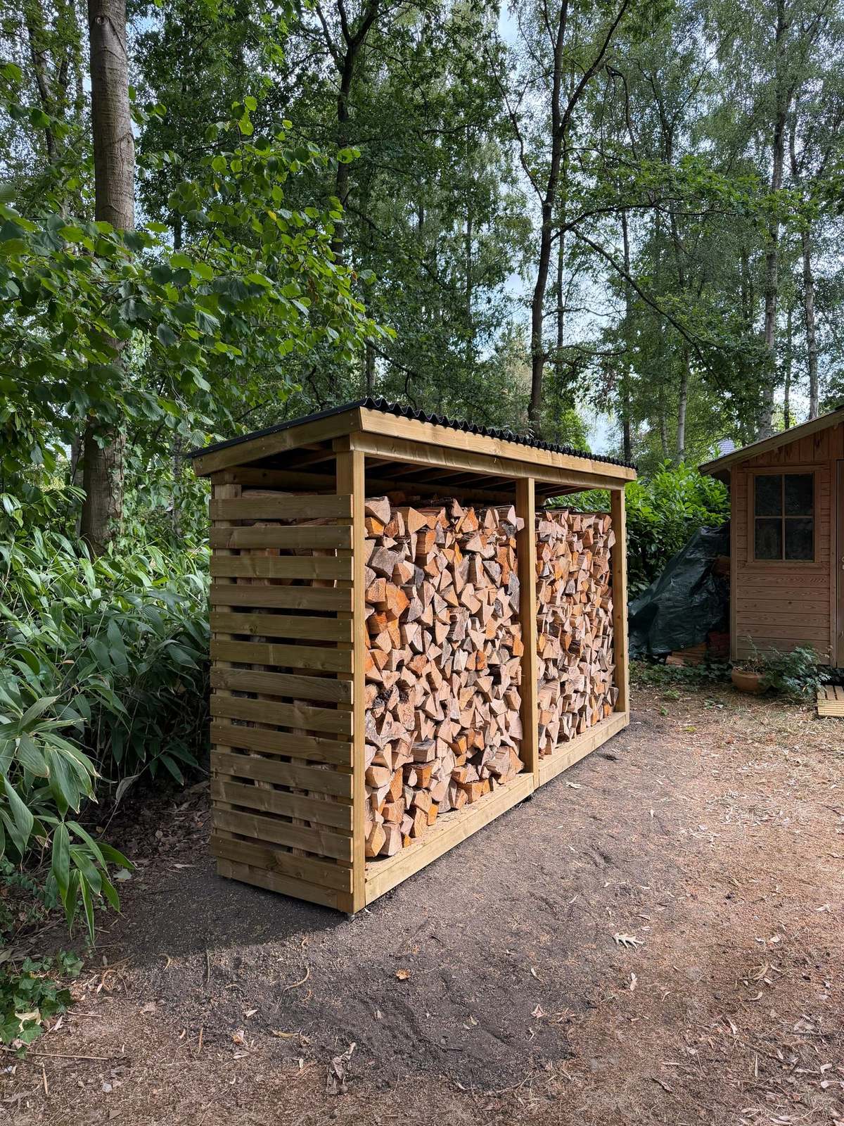 Abri à bûches en bois sur mesure, rempli